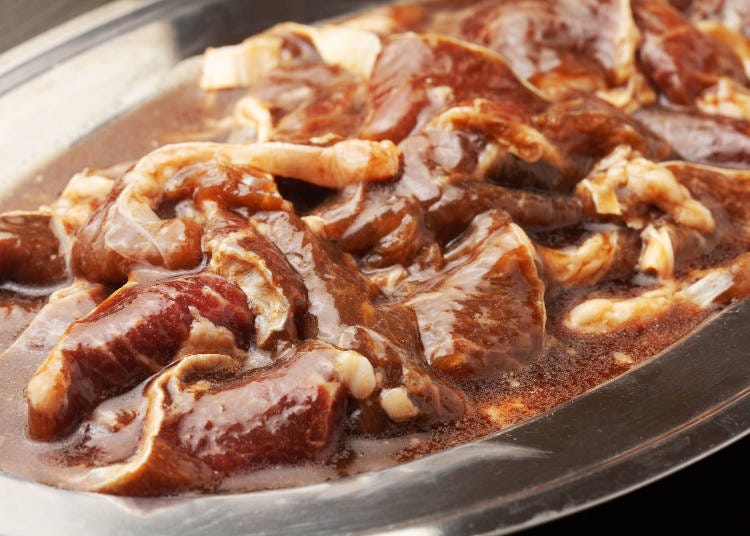 先付けの場合はタレに漬け込んだ肉が皿に盛られて出てきます(画像素材:PIXTA)