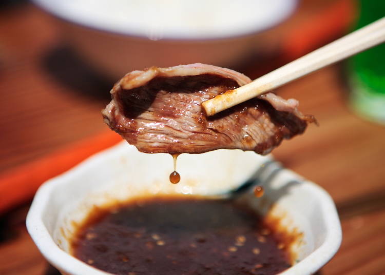 後付け(札幌式)の基本パターンは焼いた肉をタレなどにつけて食べます(画像素材:PIXTA)