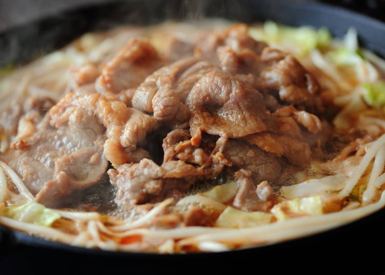 先付け(滝川式)では、鍋の周囲にある野菜を焼くというより煮るような感覚です(画像素材:PIXTA)