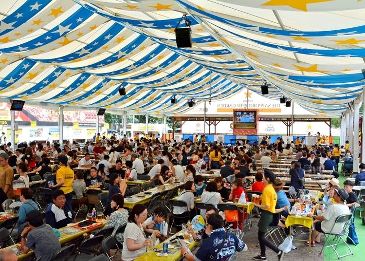 昼も夜も多くの人がビールを楽しみます