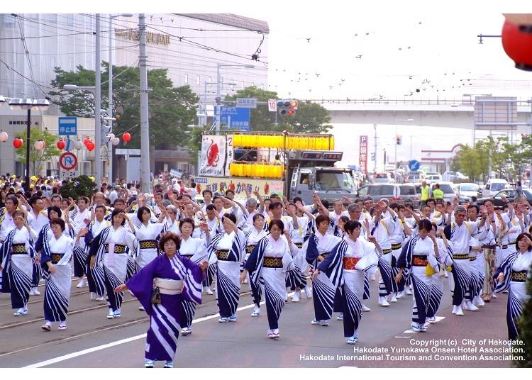 港町函館を踊り歩く「ワッショイはこだて」 写真提供:函館国際観光コンベンション協会