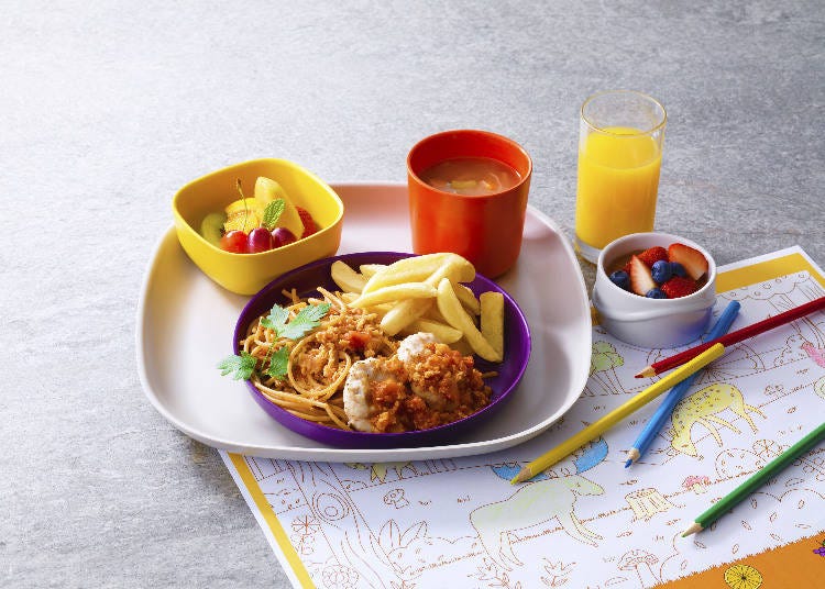 ▲子ども向けランチでは塗り絵もあり、料理提供待ちの間に遊べます(画像提供:ウェスティン ルスツリゾート)