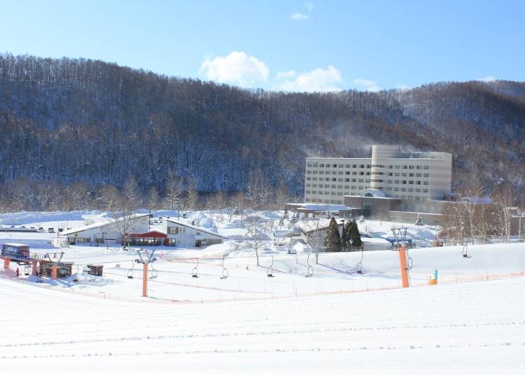 ▲ホテル目の前にグリーンピア大沼スキー場が広がる(画像提供:グリーンピア大沼)
