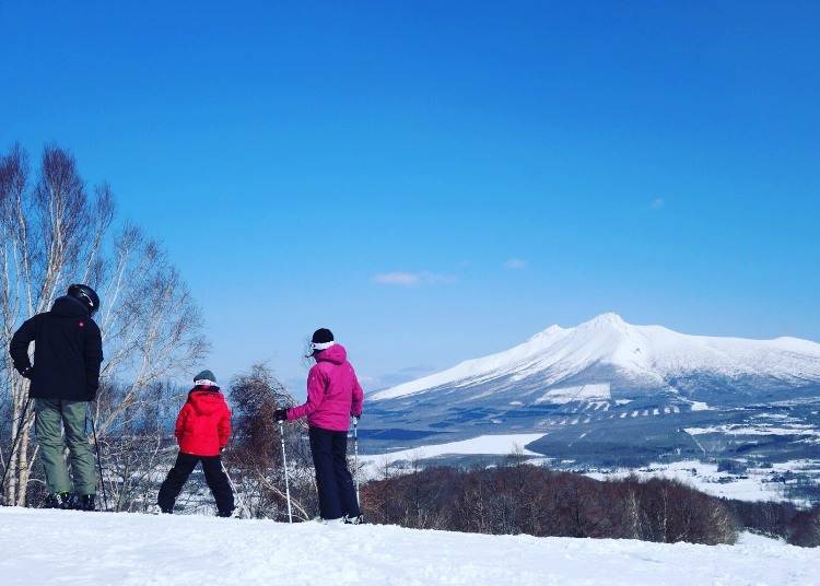 ▲ゲレンデやホテルは、道南の名山として有名な駒ケ岳が美しく見えるロケーション(画像提供:グリーンピア大沼)