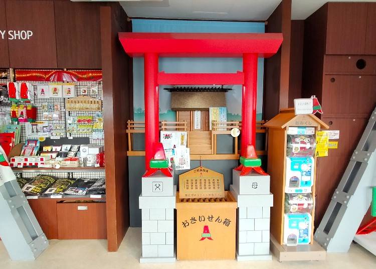 ▲テレビ父さん神社。両側にあるテレビ塔を模したキャラのアンテナ部分を触ると、いいことがあるという噂