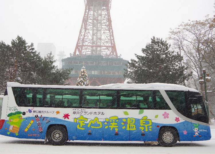 ▲さっぽろテレビ塔の目の前にあるバス停「大通西1丁目」から「かっぱライナー」に乗車