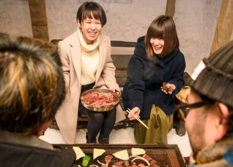 ▲2024年のかまくら内の定員は6名。炭火を使いモクモク煙が出ますが、換気口もあるのでご安心を