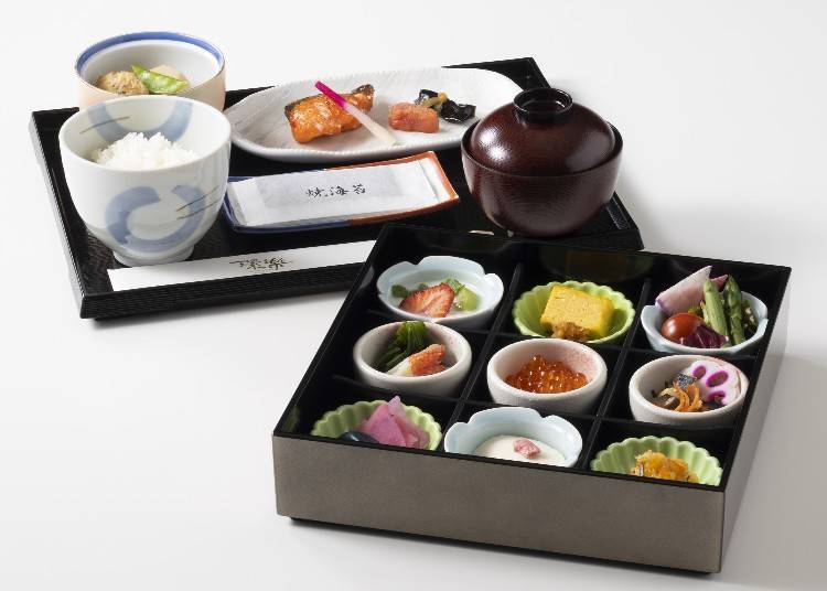 At Garden Dining Waraku, you can enjoy dishes such as ikura shoyu-zuke (soy sauce-marinated salmon roe), seasonal vegetables, grilled fish, and more!