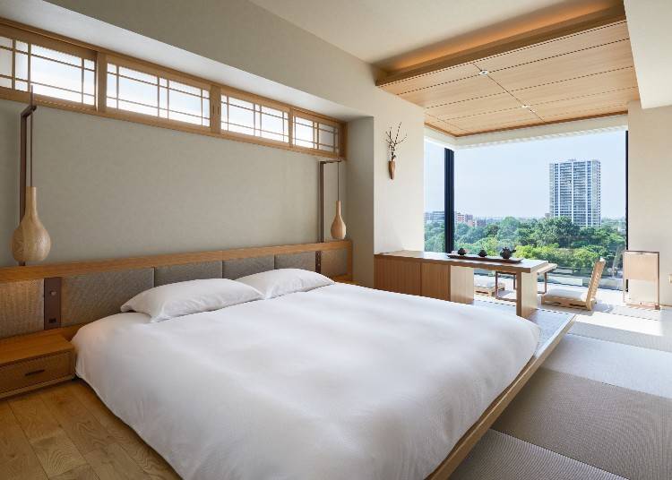 ▲1～2名定員の「コーナーダブルルーム」は角部屋で、広く取られた窓が特徴