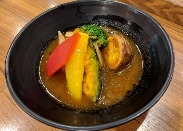 ▲こだわりのご当地メニュー「ごろごろ野菜をトッピングできるスープカレー」