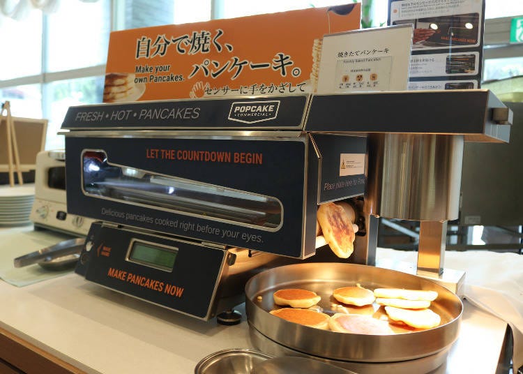 ▲センサーに手を近づけると自動で焼きあがるパンケーキコーナー