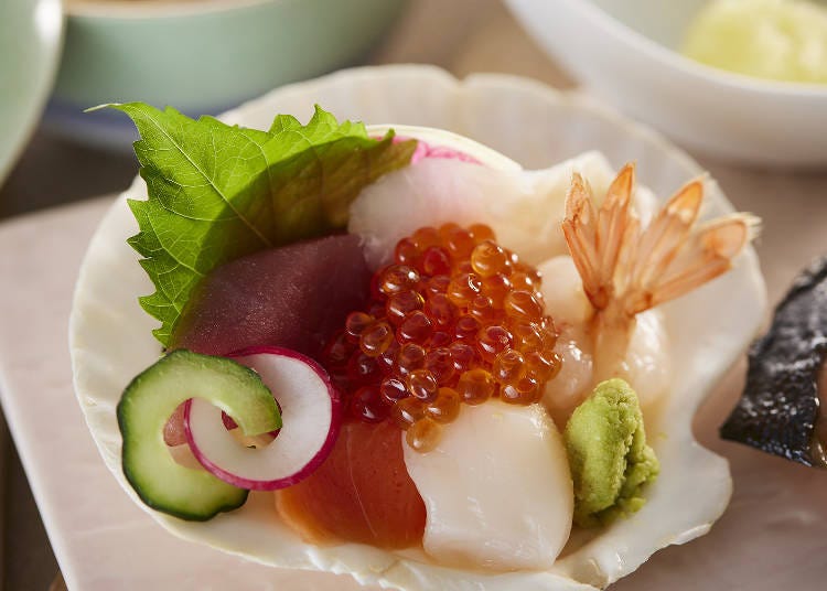 ▲식사에 포함된 ‘모둠회’는 그대로 먹어도 카이센동 스타일로 즐겨도 맛있다