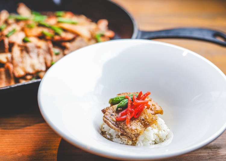 ▲부타동은 조금씩 담아 맛볼 수 있다