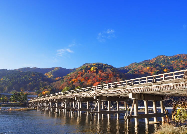 紅葉した山々と川が織り成す絶景に出会える「嵐山」