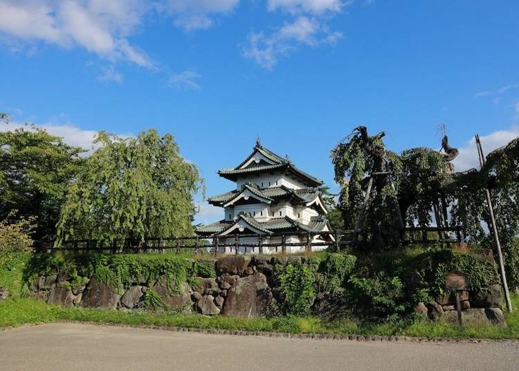 青空の弘前城天守